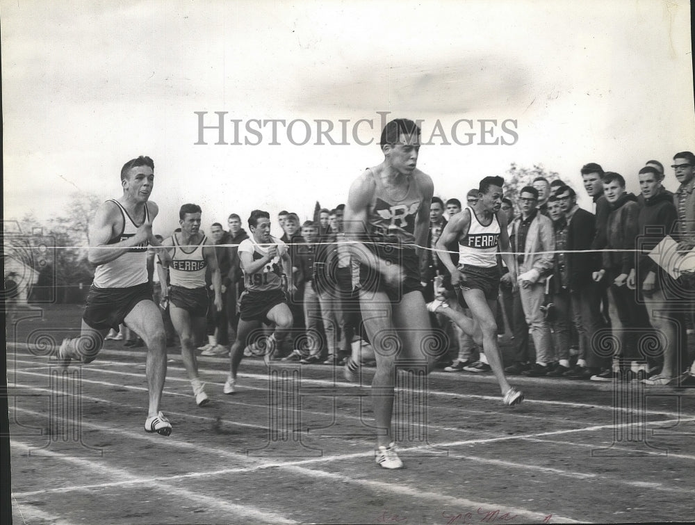 1965 Press Photo Track &amp; field runner, Dan McMackin, about to cross finish line- Historic Images