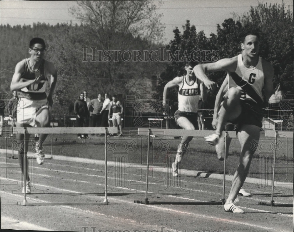 1965 Press Photo Gonzaga track &amp; field hurdler, Paul Wert, in action - sps09005- Historic Images