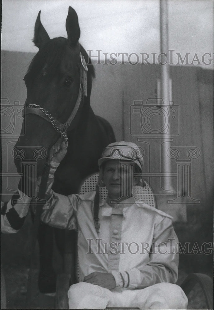 1977 Press Photo Jockey Fred Lambert with his horse - sps09027- Historic Images