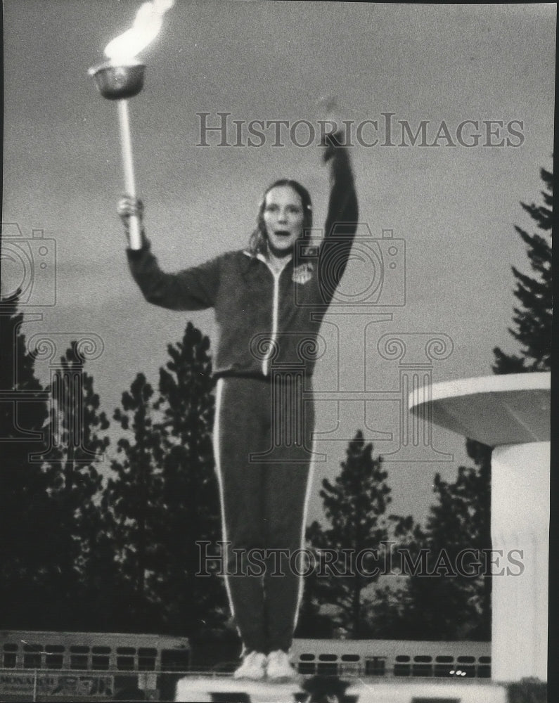 1973 Press Photo Laurie Bremer holds Olympic Torch at Junior Olympics- Historic Images