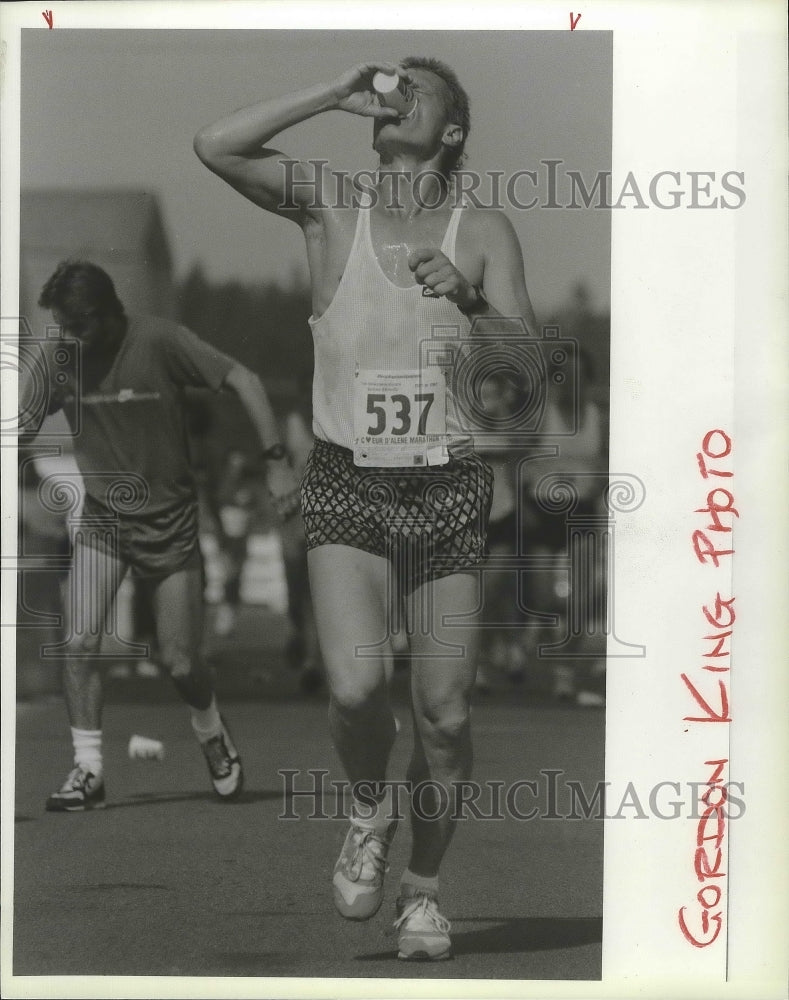 1987 Press Photo Donald Michelbook refreshes himself at Coeur d&#39;Alene Marathon- Historic Images