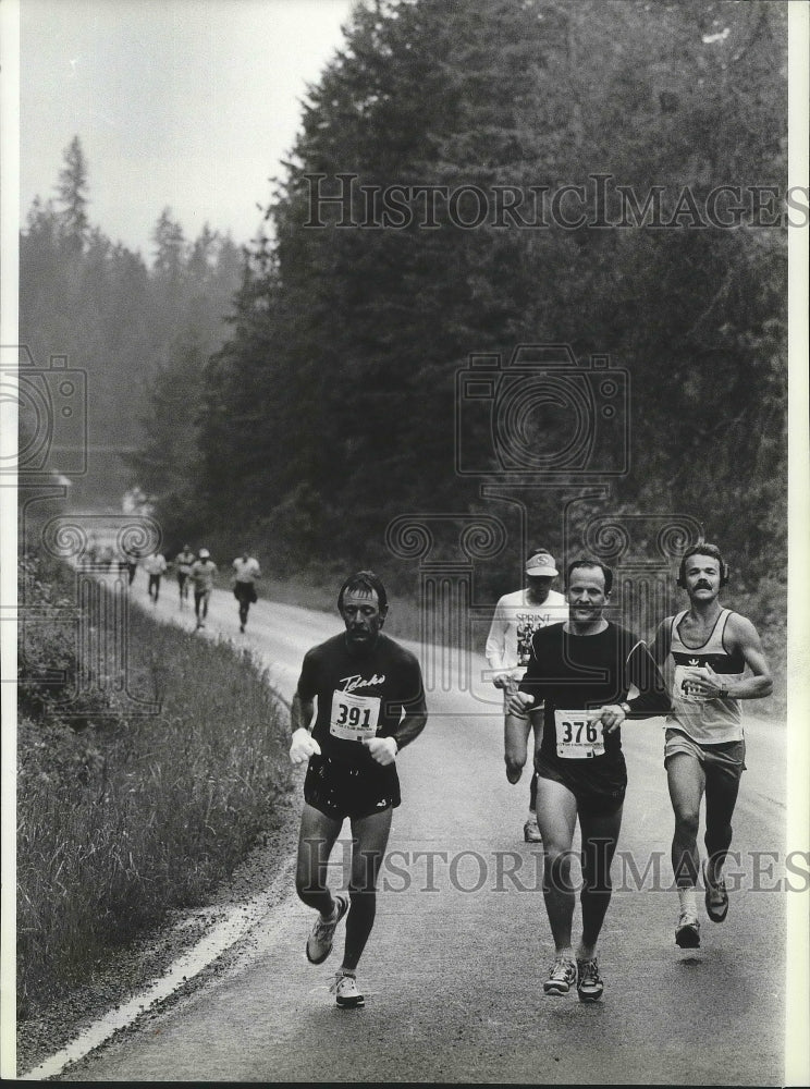 1988 Press Photo Coeur d&#39;Alene Marathon runners pass the 8-mile mark- Historic Images