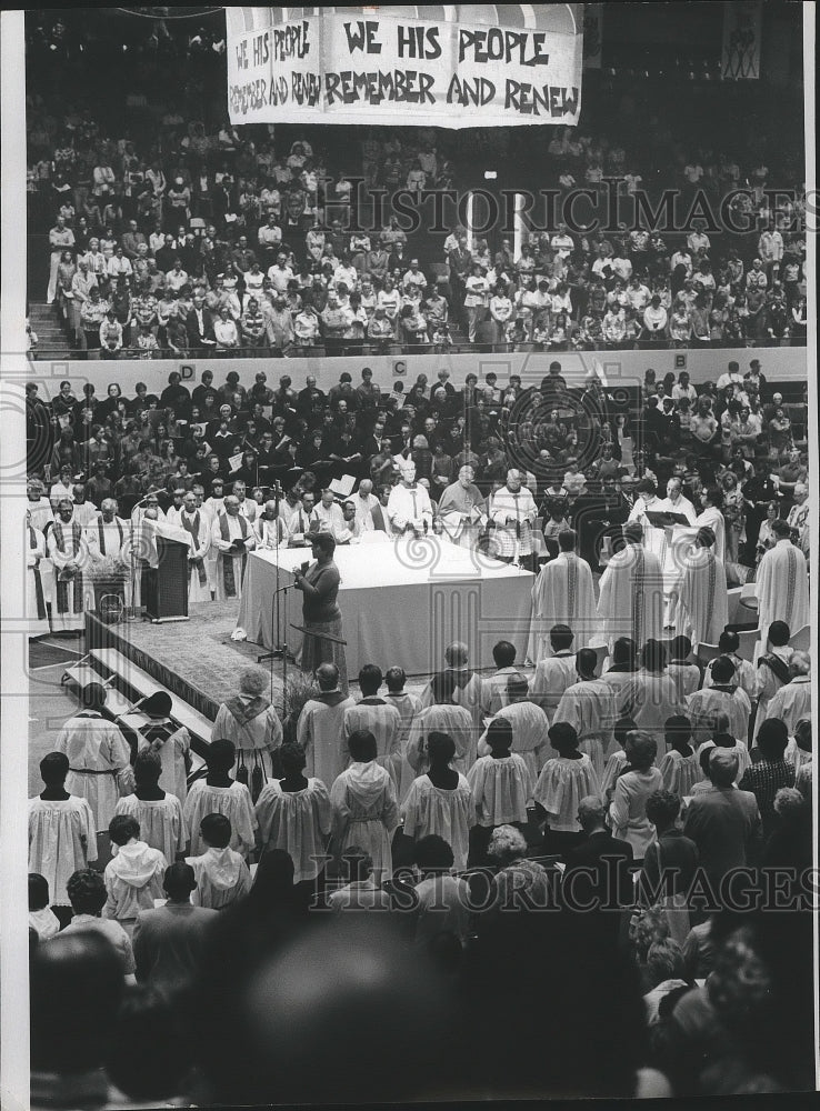 1976 Press Photo Diocesan mass held at Spokane&#39;s Coliseum - sps09096- Historic Images