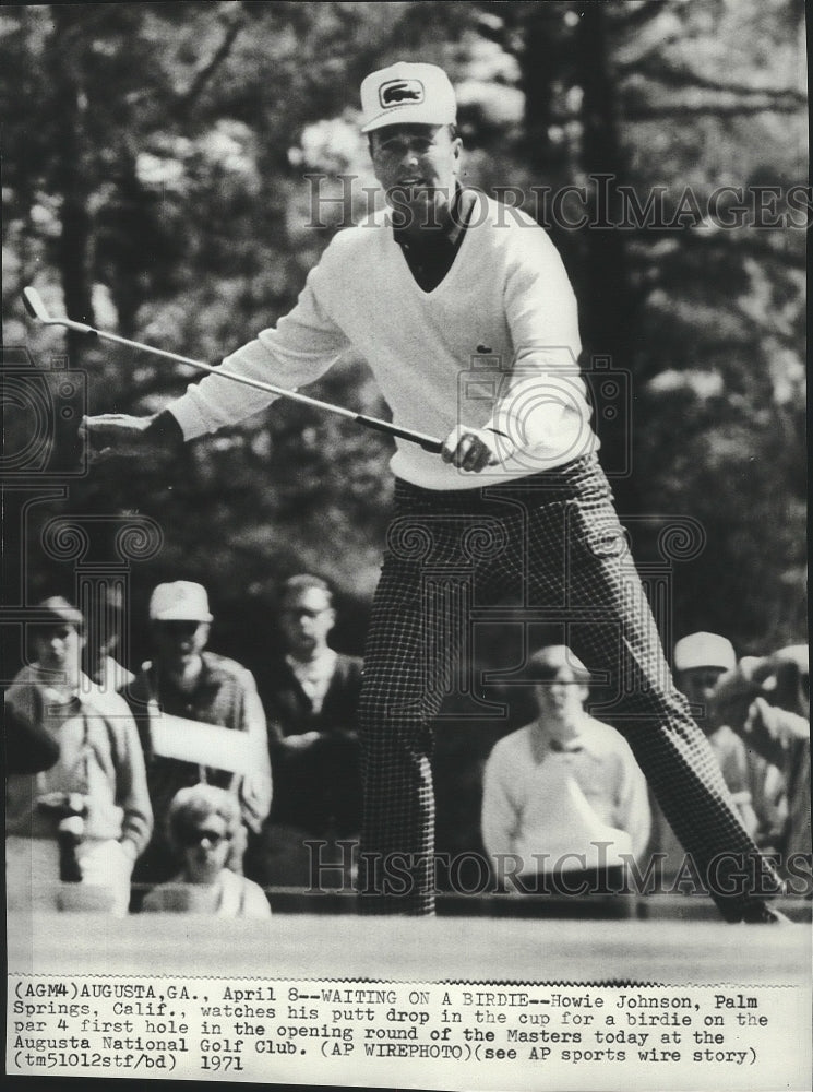 1971 Press Photo Golfer Howie Johnson Watches Putt Drop in the Cup for a Birdie- Historic Images