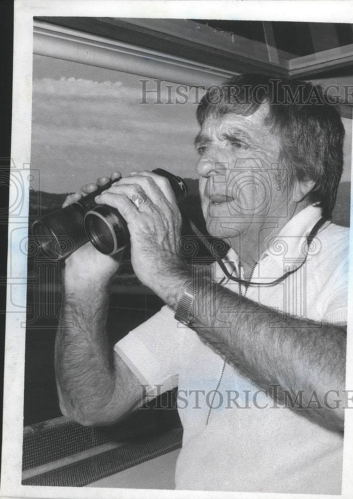 1974 Press Photo Horse racing&#39;s Bud Lyon holds binoculars - sps09368- Historic Images