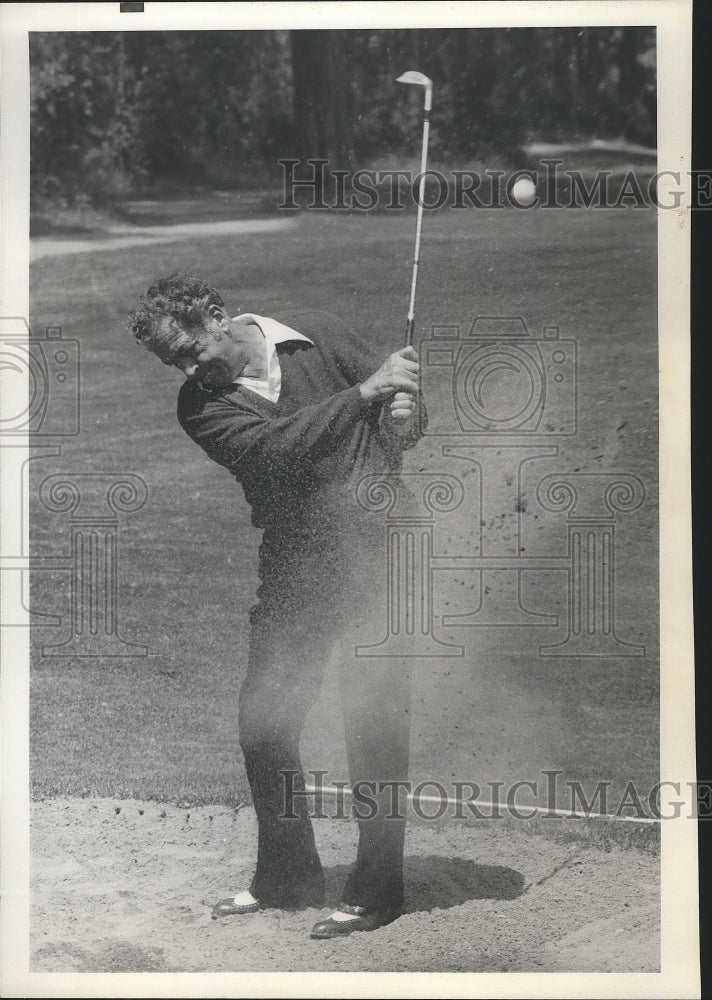 1975 Press Photo Golfer Frank Marolich Hits His Golf Ball From the Bunker- Historic Images