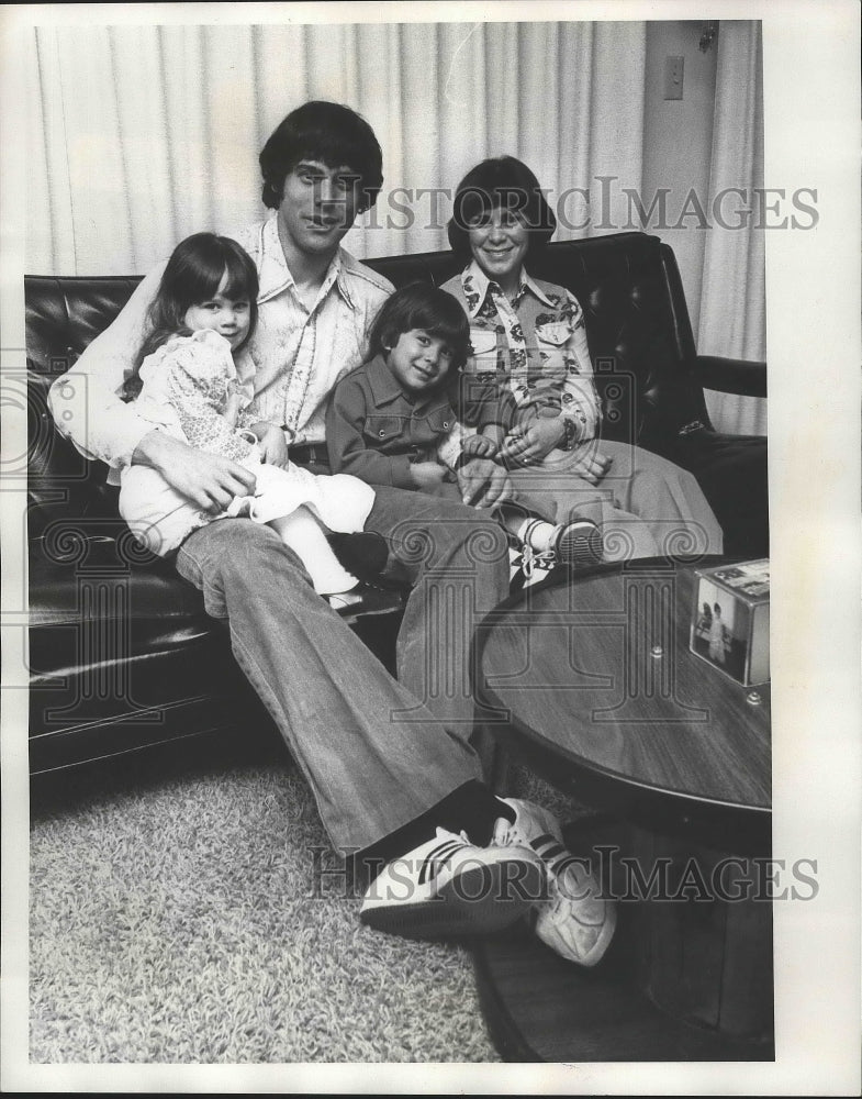 1976 Press Photo Track star Ralph Mann sitting with Wife &amp; Kids Amber and Randy- Historic Images