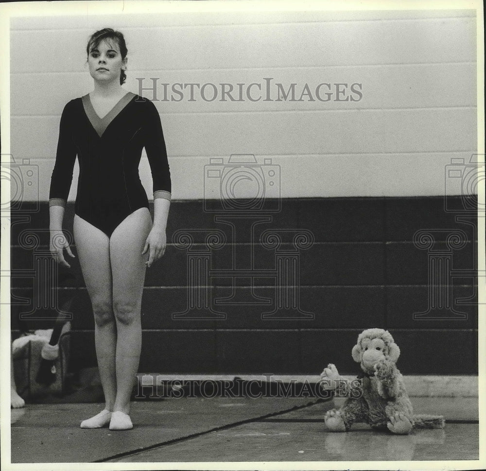 1986 Press Photo Gymnast Holly McBride Stands Tall Before Gymnastic Performance- Historic Images