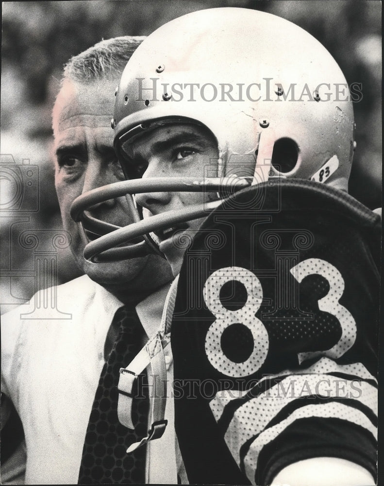 1970 Press Photo Football Player Jim Kreig Talks to Coach on the Sidelines- Historic Images