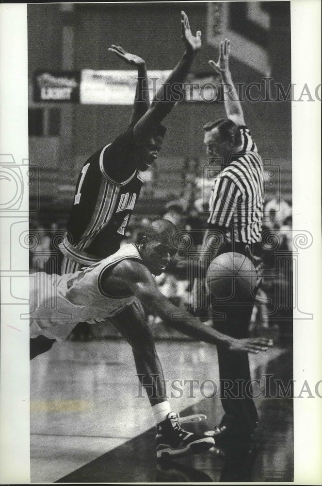 1990 Press Photo Vandals basketball player, Clifford Martin, keeps ball in play- Historic Images