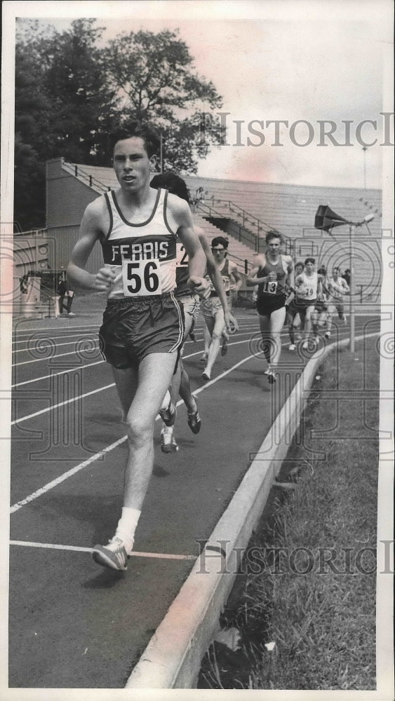 1970 Press Photo Ferris track runner, Randy James, at 1st lap of 2-mile race- Historic Images