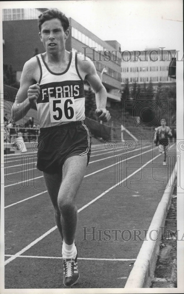 1970 Press Photo Ferris High track runner, Randy James, at finish of 2-mile race- Historic Images