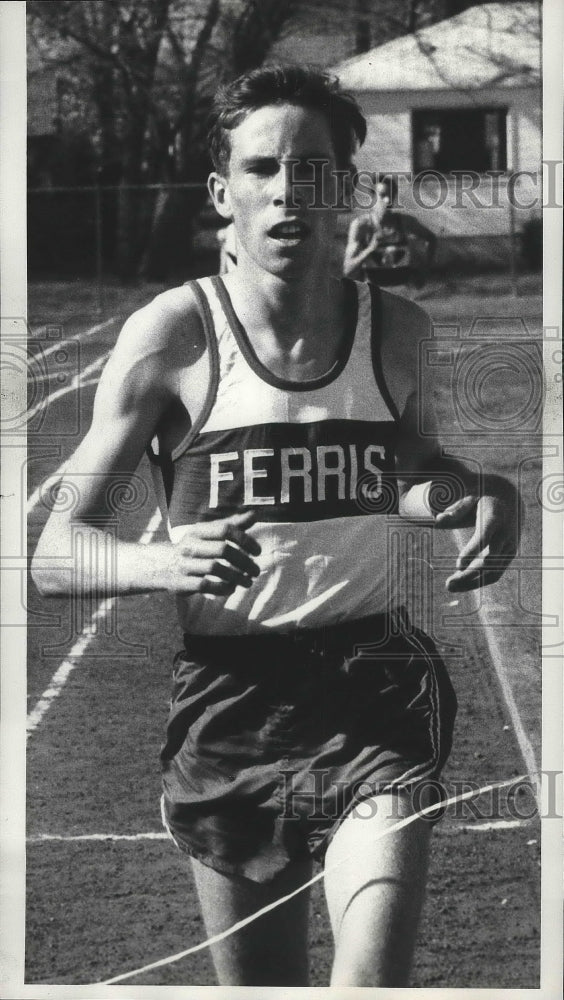 1969 Press Photo Ferris High School track &amp; field runner, Randy James, in action- Historic Images