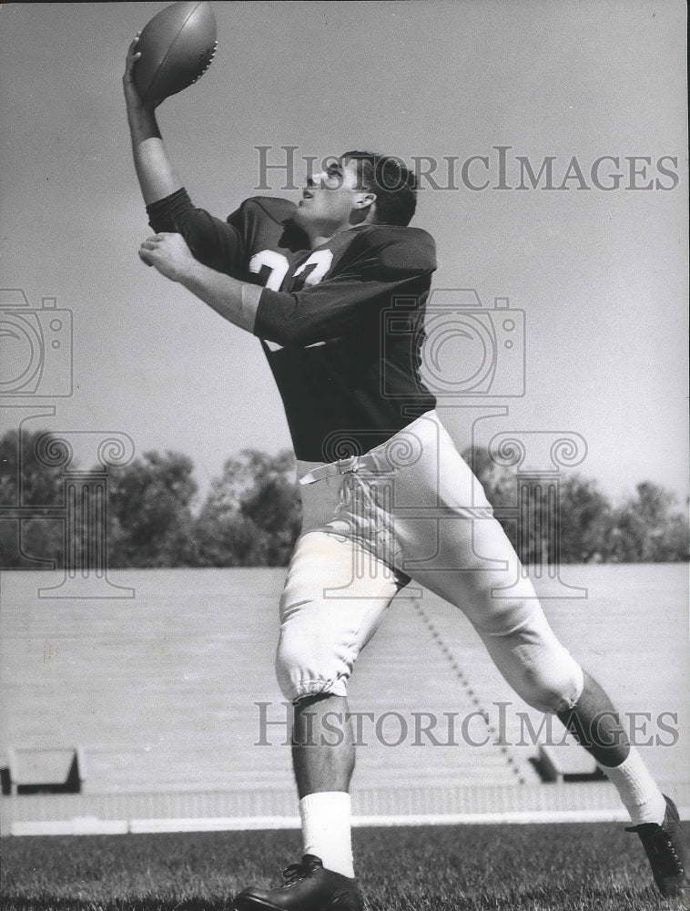 1958 Press Photo Halfback Keith Lincoln Reaches to Catch a Football - sps09753- Historic Images