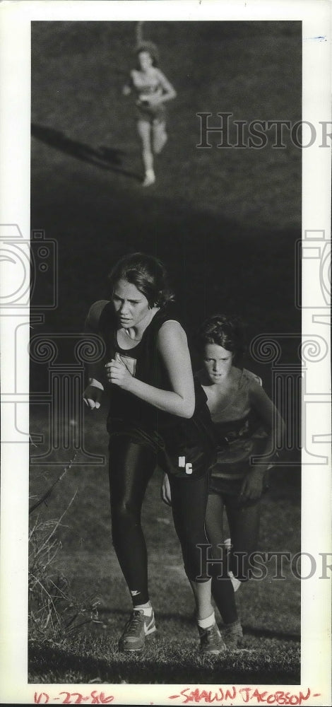 1986 Press Photo Runner Kiersten Knutson Runs Up a Hill in Front of Challenger- Historic Images