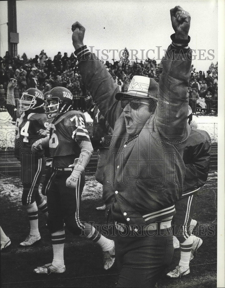 1982 Press Photo Doug McCray Raises Arms Along With Dave Brockoff and Brian Knox- Historic Images