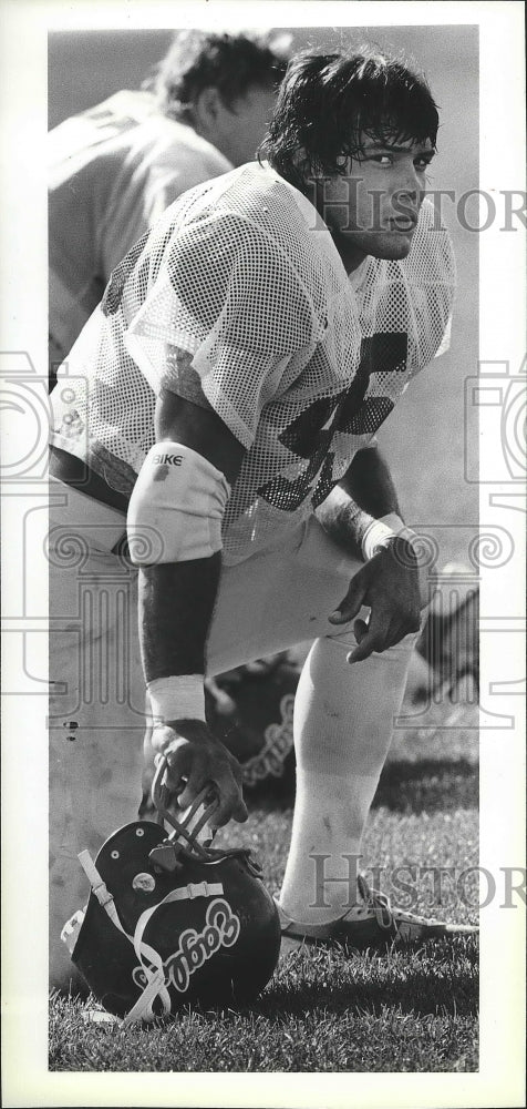 1985 Press Photo Eagles Football Player Joe Knetten Kneels on the Football Field- Historic Images