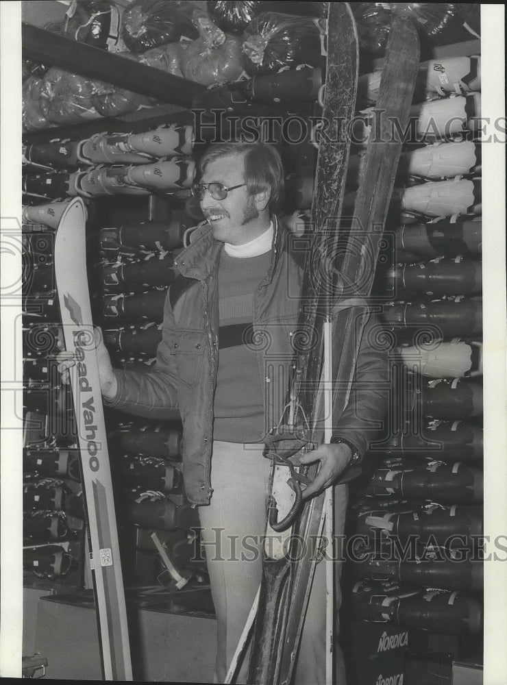 1975 Press Photo Skier Chuck Keator holds vintage cross country skis - sps09900- Historic Images