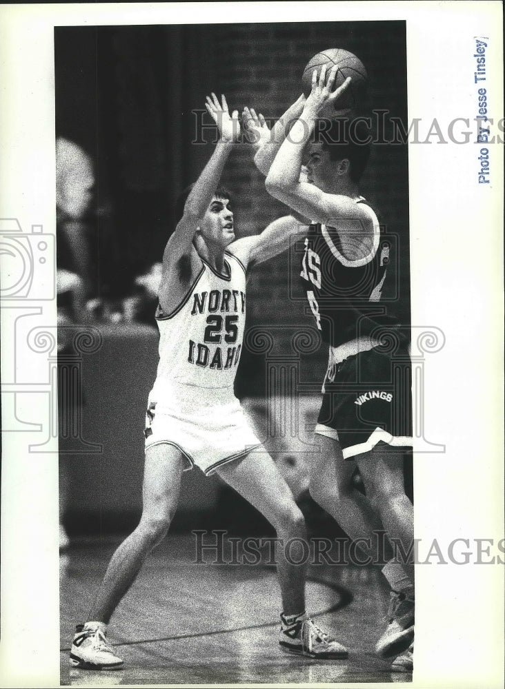 1989 Press Photo Basketball player Felix McGowan makes big impact on NIC Cards- Historic Images