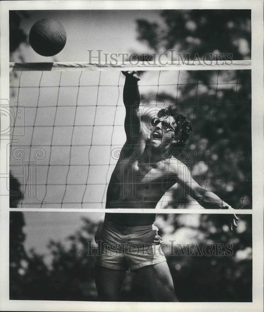 1980 Press Photo Brian McCord Jumps for Ball During Volleyball Game - sps10052- Historic Images