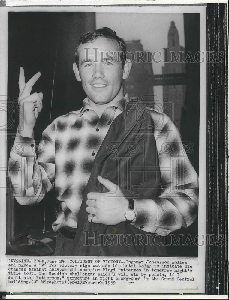 1959 Press Photo Boxer Ingemar Johansson making a &quot;V&quot; sign for victory- Historic Images