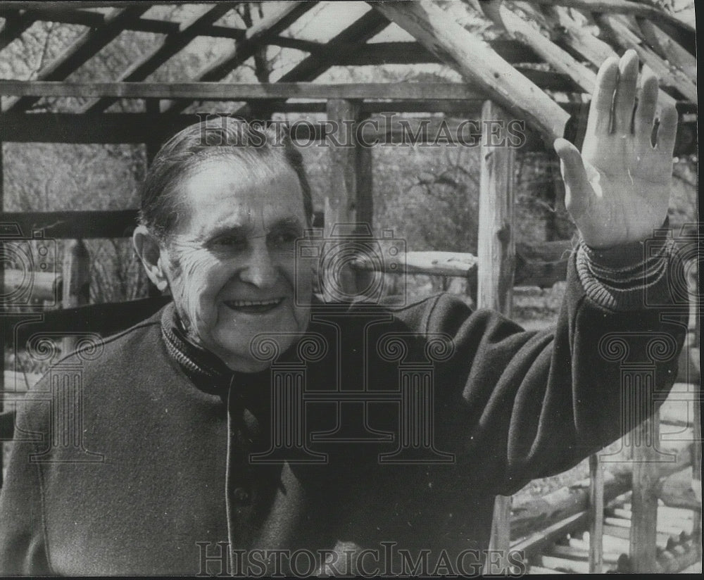 1971 Press Photo Jae McCarthy waves - sps10144- Historic Images