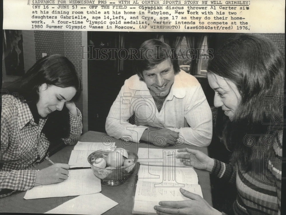 1976 Press Photo Olympic track &amp; field discus thrower, Al Oerter, with daughters- Historic Images