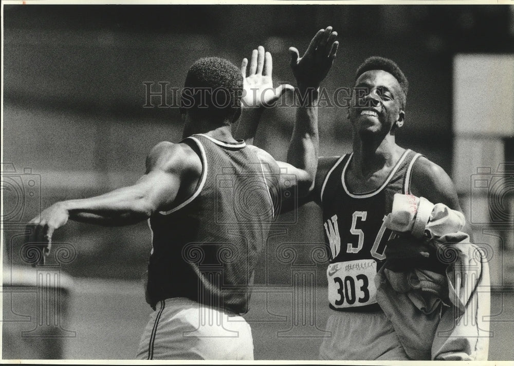 1988 Press Photo Washington State&#39;s Bill Ayears Congratulated by Chris Durr- Historic Images