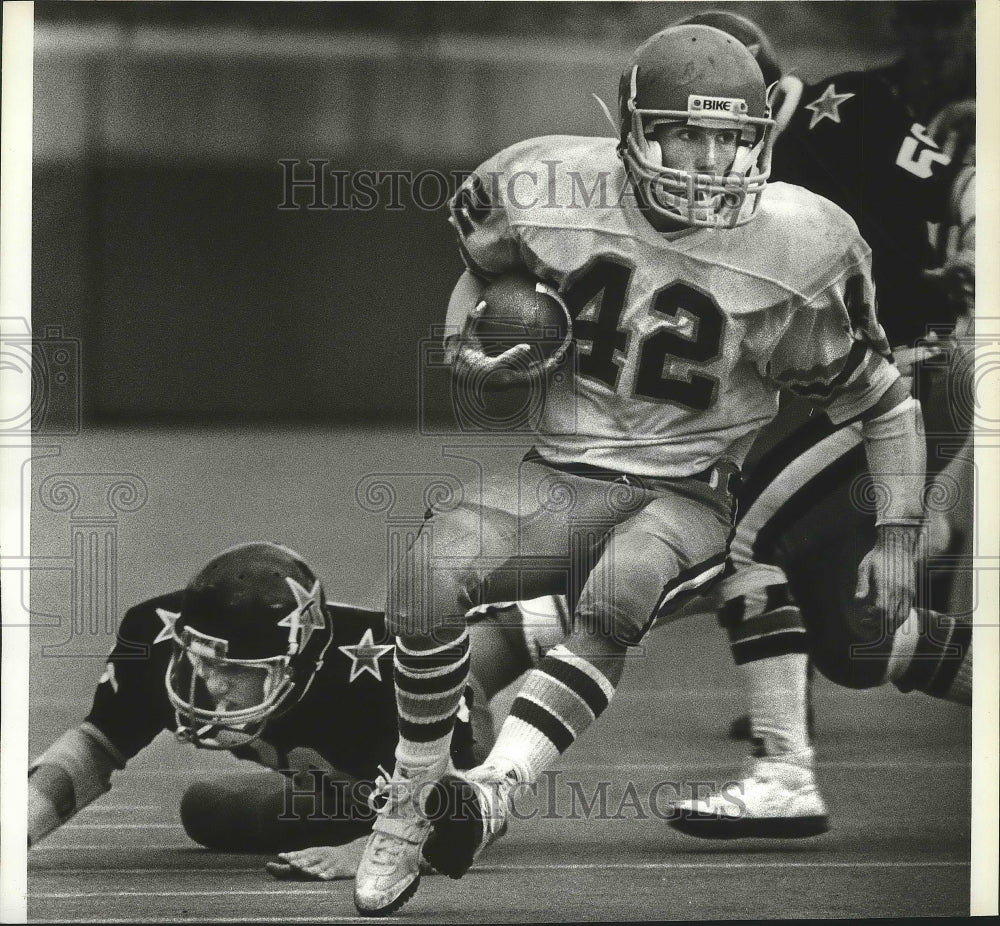 1983 Press Photo Football player Scott Naccarata runs with the ball - sps10346- Historic Images