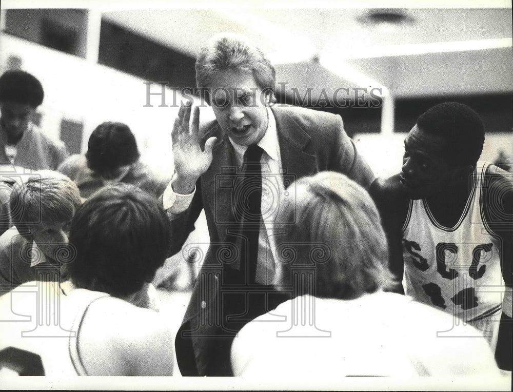 1982 Press Photo SCC basketball , Sam Brasch, instructs his team- Historic Images