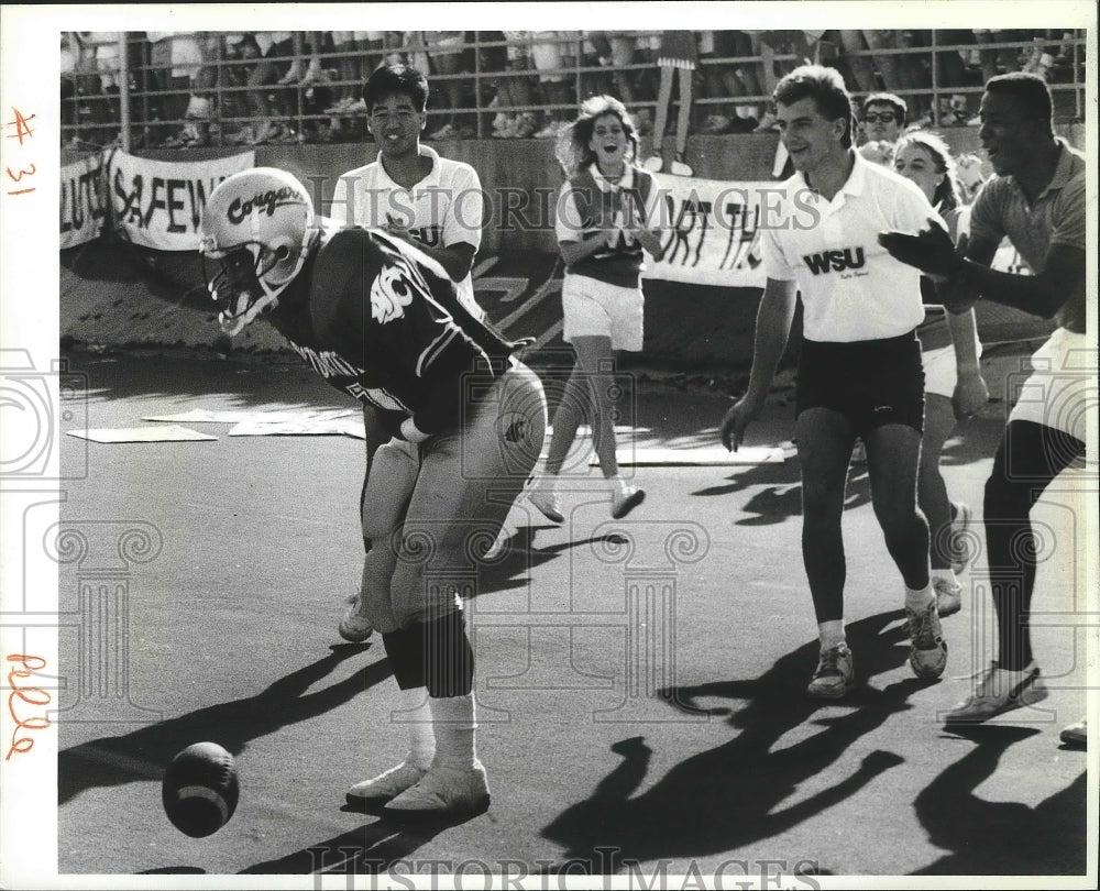 1988 Press Photo Cougars football running back, Steve Broussard, takes a bow- Historic Images