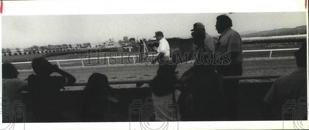 1988 Press Photo Horse racing&#39;s Richard Borden walks his mare after race- Historic Images