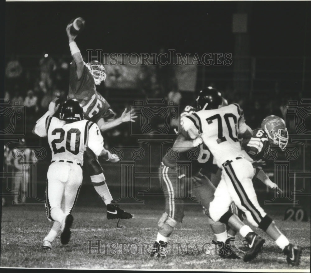 1989 Press Photo Quarterback Lance Novotny throws the football during game- Historic Images