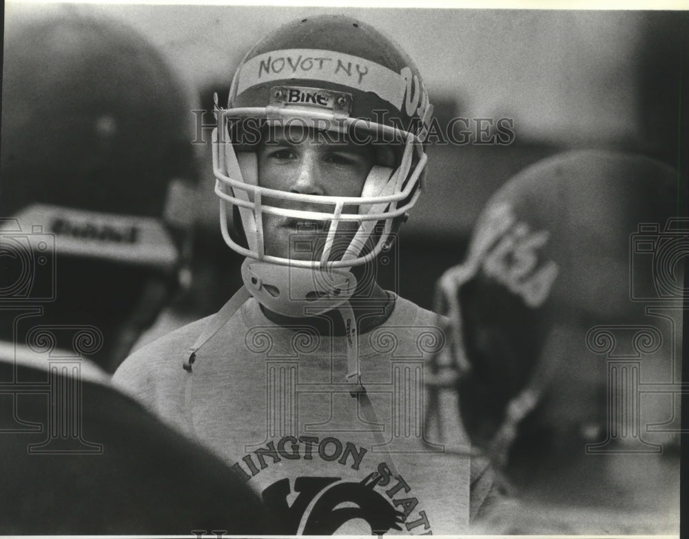 1989 Press Photo Quarterback Lance Novotny talking to his teammates - sps10460- Historic Images