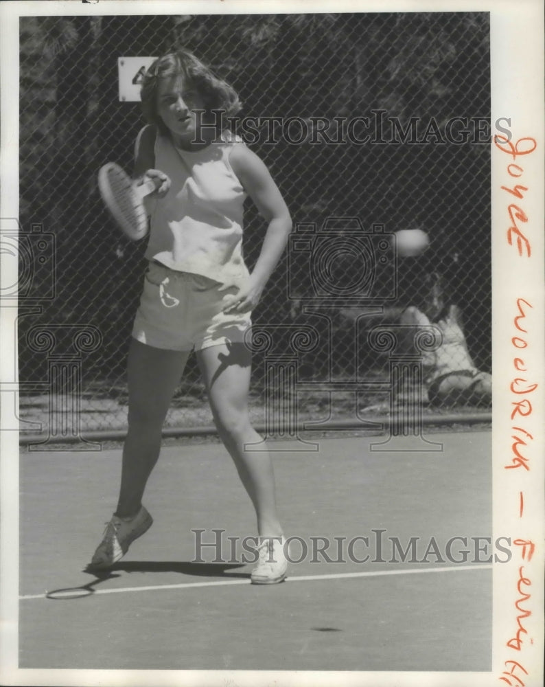 1976 Press Photo Ferris High tennis player, Joyce Woodrink, in action- Historic Images