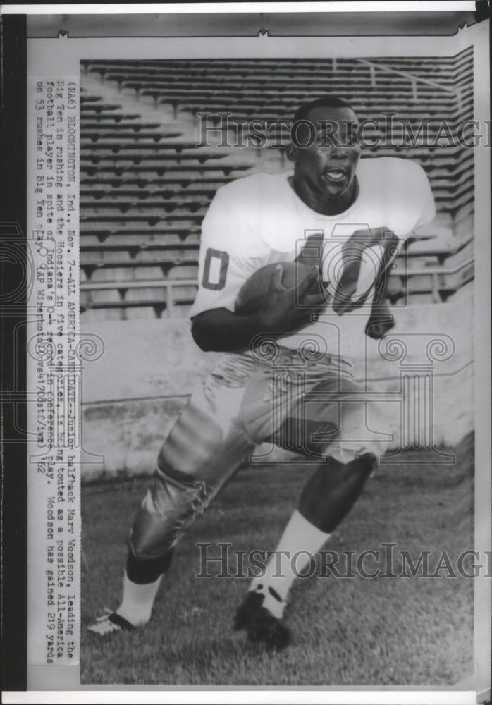 1962 Press Photo Marv Woodson shuffles with the football - sps10523- Historic Images