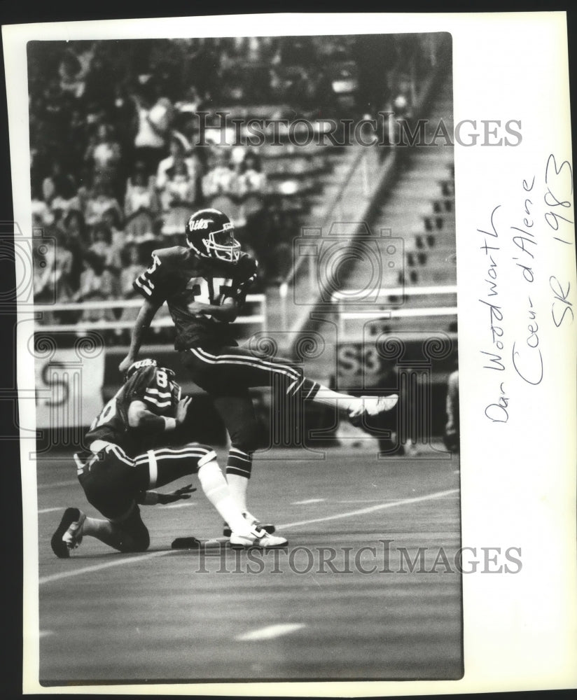 1984 Press Photo Don Woodworth kicking the football - sps10524- Historic Images