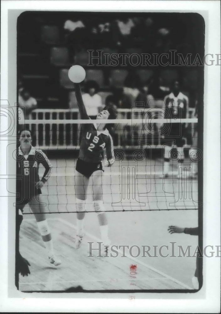 1980 Press Photo Volleyball Player Sue Woodstra Hits the Ball - sps10528- Historic Images