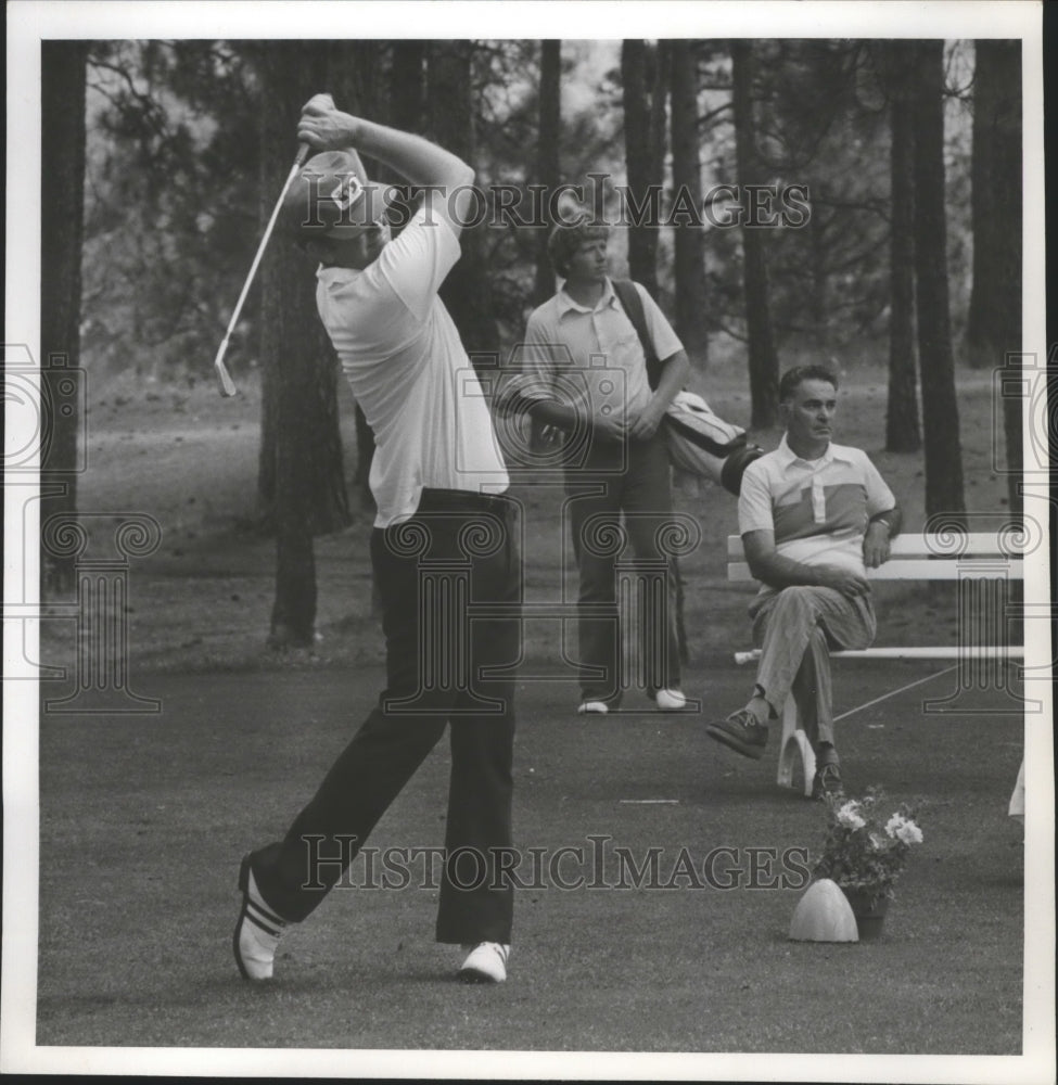 1976 Press Photo Golfer Bob Johnson Takes a Big Swing as Friends Watch- Historic Images