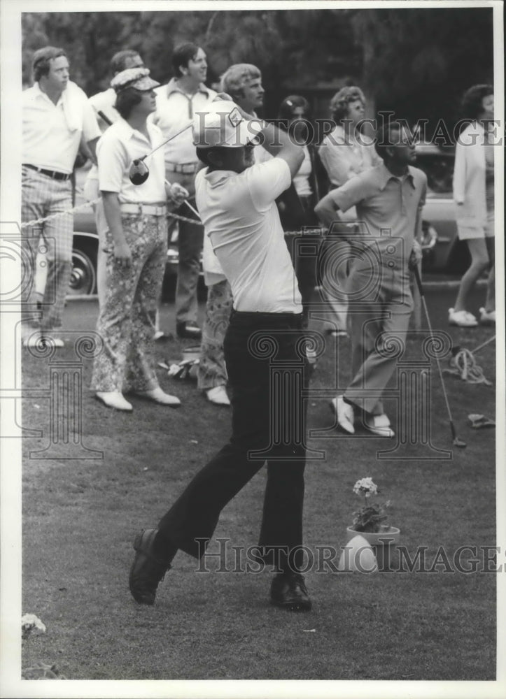 1975 Press Photo Tacoma Golfer Bob Johnson Watches His Ball After His Swing- Historic Images