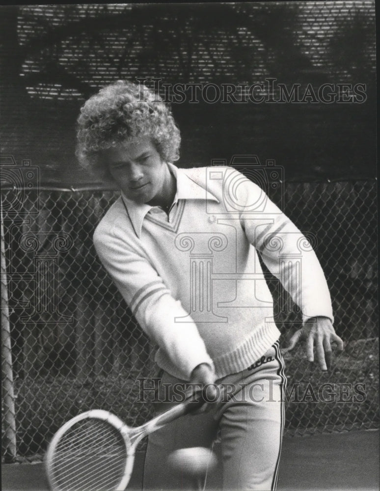 1976 Press Photo Tennis Player Tom Loucks of Pullman Takes a Swing at the Ball- Historic Images