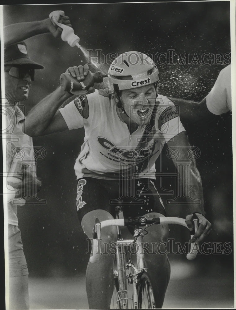 1988 Press Photo Randy Whicker Getting Cooled off During Bicycle Race- Historic Images