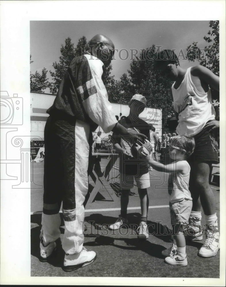 1990 Press Photo Ex-SuperSonic basketball player, Slick Watts with young fan- Historic Images