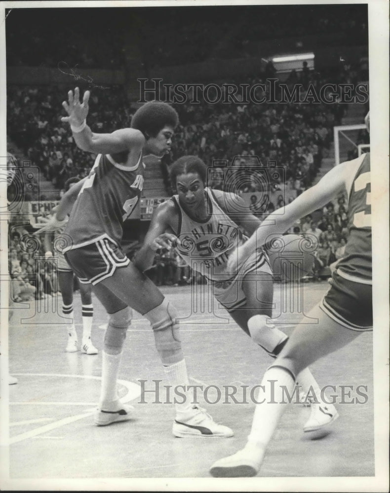 1977 Press Photo WSU basketball player, Greg Johnson drives vs. James Edwards- Historic Images