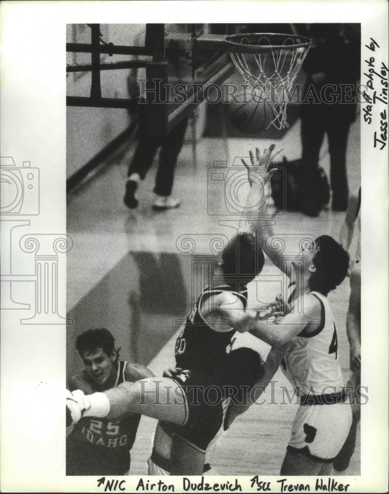 1989 Press Photo CCS basketball player, Trevan Walker, go against Idaho opponent- Historic Images