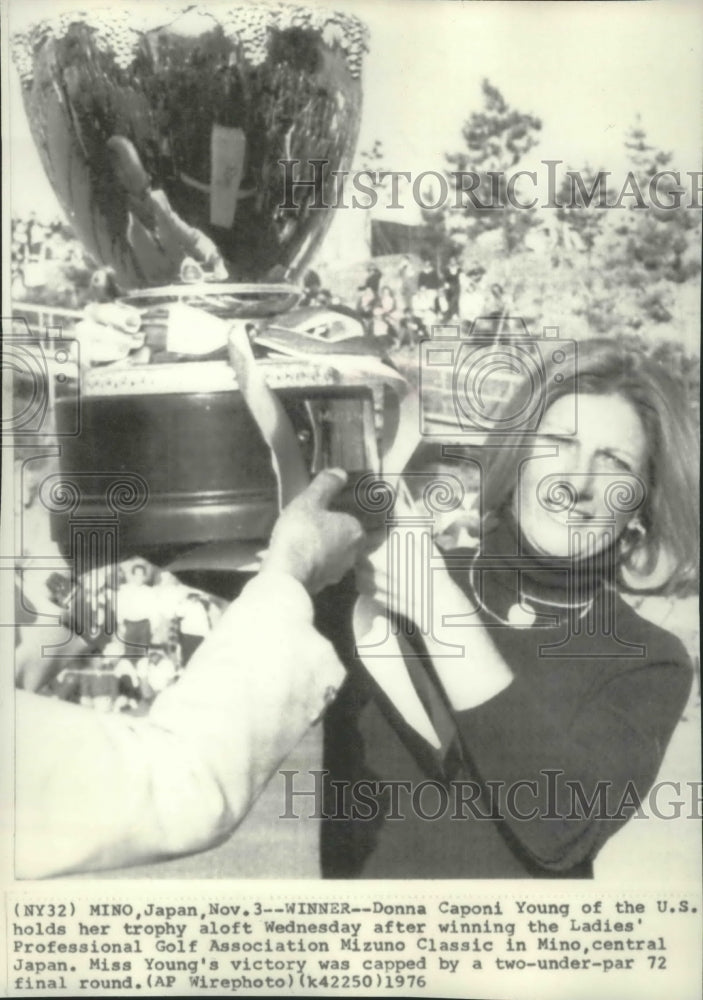 1976 Press Photo Donna Caponi Young holding trophy after winning Mizuno Classic- Historic Images