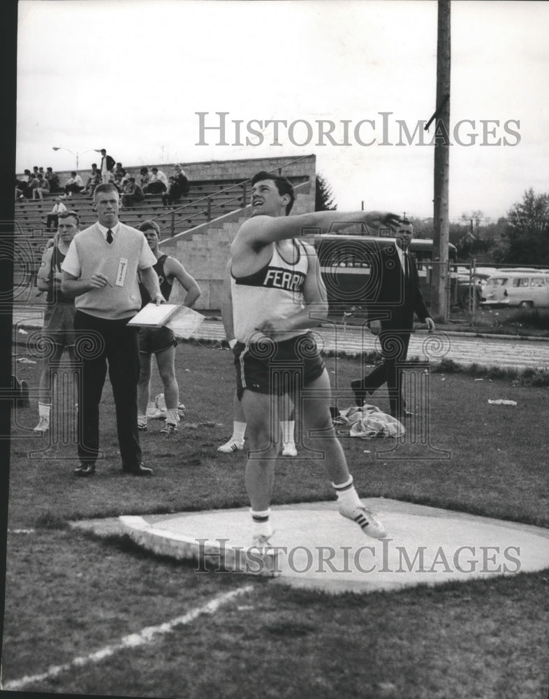 1968 Press Photo Ferris High School Track Star Wayne Brothers on Field- Historic Images