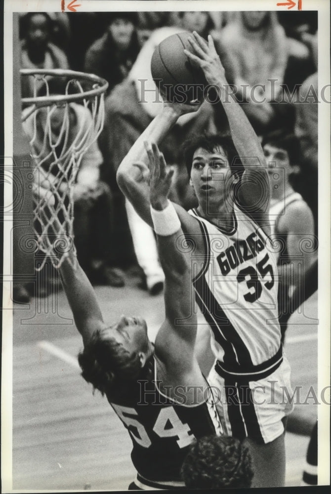 1983 Press Photo Basketball-Blair Anderson of Gonzaga &amp; Lincoln Burton of E.U.- Historic Images