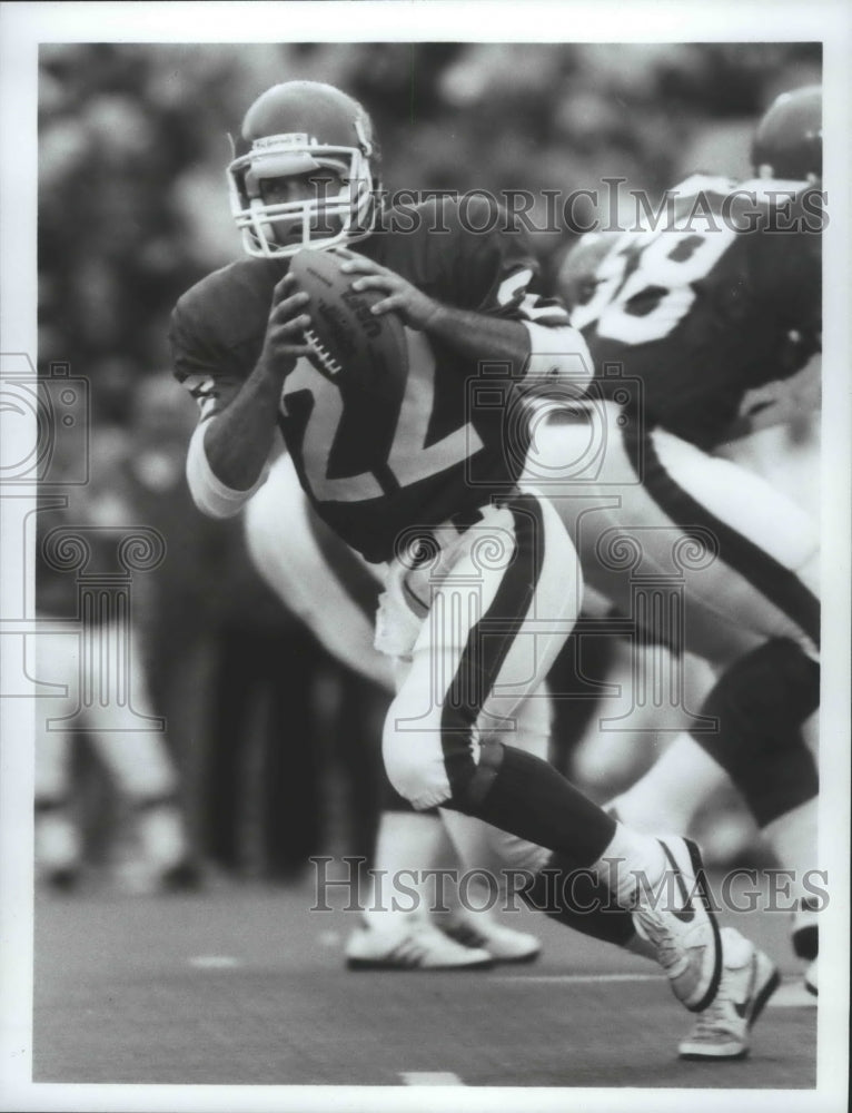 1985 Press Photo Doug Flutie #22 runs with the football - sps11005- Historic Images