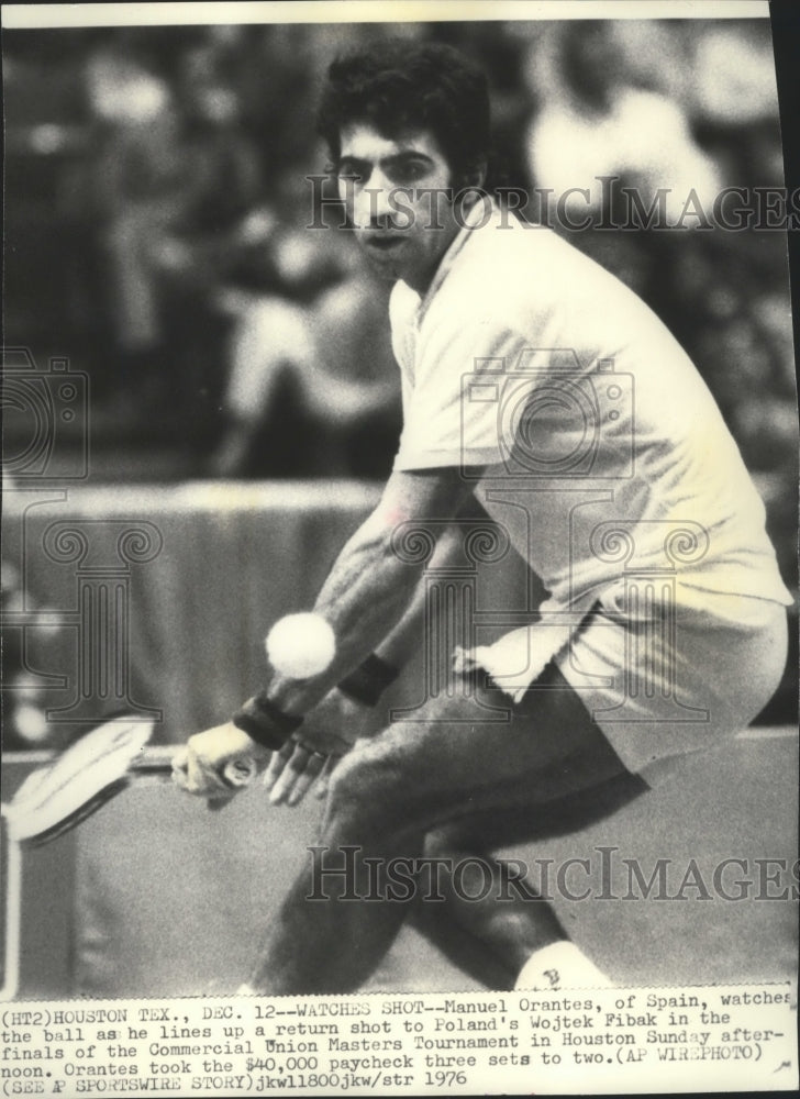 1976 Press Photo Grand slam tennis champion, Manuel Orantes, in action- Historic Images